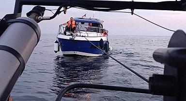Beylikdüzü açıklarında makine arızası yapan tekne kurtarıldı