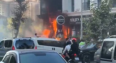 Beylikdüzü'nde iş yerinde çıkan yangın üst katlara sıçradı