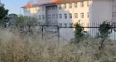 Beylikdüzü'nde okulun çatısında çıkan yangın söndürüldü Ek görüntüyle geniş haber