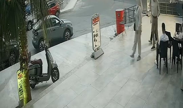 Beylikdüzü'nde sol şeritten sağa geçmek istedi; otomobille çarpıştı