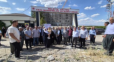 Bıçakla yarasıyla ölen Emine'nin tutuklu eşinin yargılanmasına devam edildi