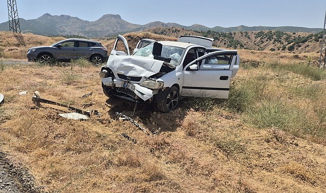 Bingöl'de otomobiller kafa kafaya çarpıştı: 1'i ağır, 10 yaralı