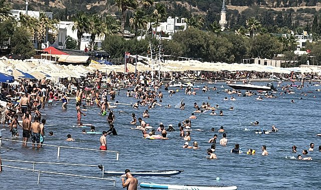 Bodrum'da sıcak havada turistlerin deniz keyfi