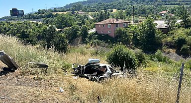 Bolu'da otoyolda otomobil şarampole devrildi: 1 ölü, 3 yaralı