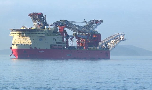 Boru döşeme gemisi 'JSD6000' İstanbul Boğazı'ndan geçiyor -1