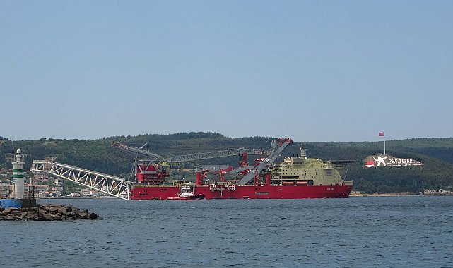 Boru döşeme gemisi, Çanakkale Boğazı'ndan geçti