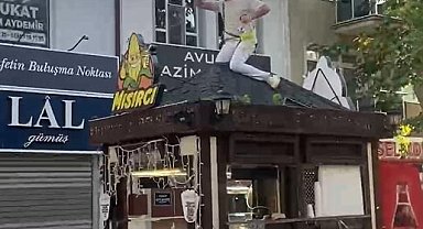 Büfesinin üzerine çıkıp kendini zincirledi