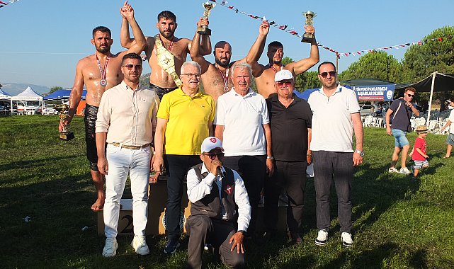 Burhaniye güreşlerinde Erkan Taş, başpehlivan oldu