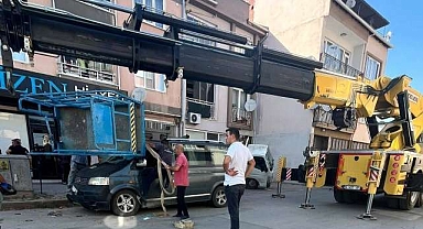 Bursa’da feci kaza! Yük asansörü minibüsün üzerine devrildi