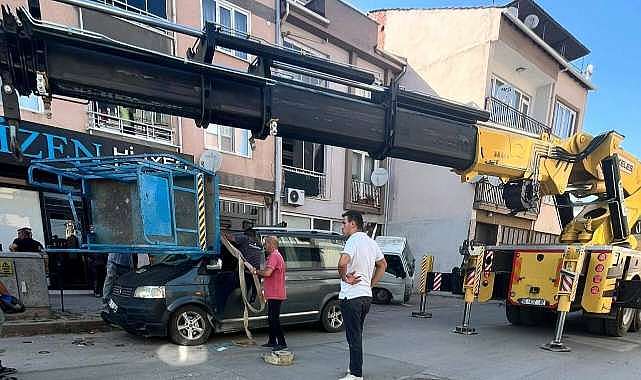 Bursa’da feci kaza! Yük asansörü minibüsün üzerine devrildi