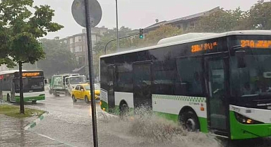 Bursa’da yollar göle döndü!