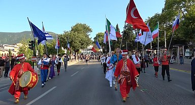 Bursa'da 38'inci Uluslararası Altın Karagöz Halk Dansları Yarışması başladı
