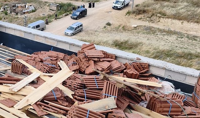 Bursa'da çatıda devrilen kiremitlerin altında kalan 2 işçi yaralandı