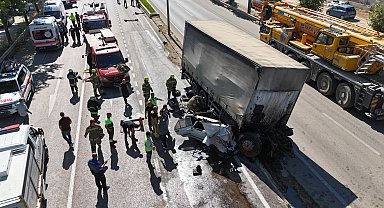 Bursa'da freni boşalan kamyon 2 araca çarptı; 3 yaralı