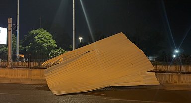 Bursa'da kuvvetli rüzgar nedeniyle iş yerinin çatısı uçtu