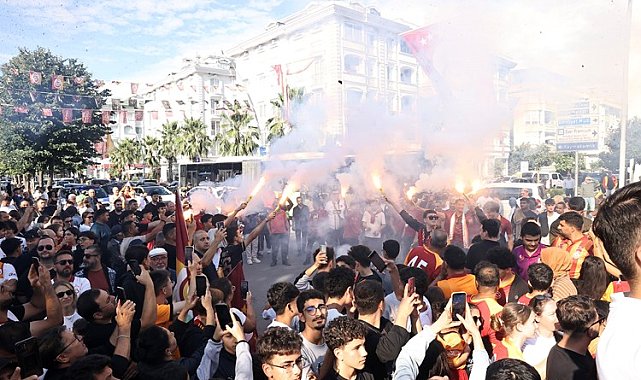 Büyükçekmece Şampiyonlar Anıtı'nda Galatasaray bayrağı göndere çekildi Metin ve fotoğraf eklendi