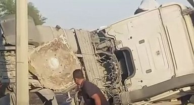 Büyükçekmece'de beton tankeri devrildi; yol trafiğe kapatıldı