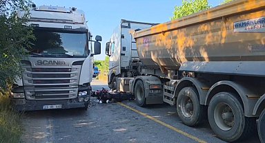Çatalca'da kamyonların arasında kalan motosiklet sürücüsü ağır yaralandı