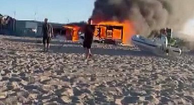 Çatalca'da plajda cankurtaranların kullandığı baraka alev alev yandı