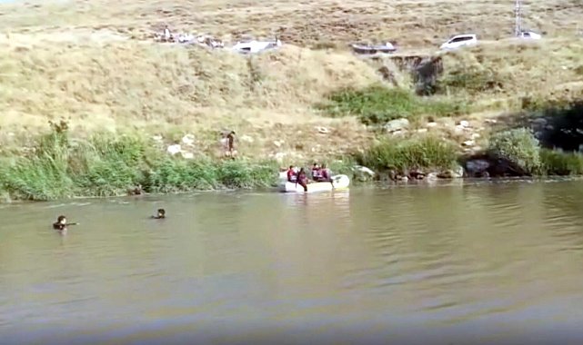 Çaya düşen kardeşlerden biri öldü, diğeri aranıyor