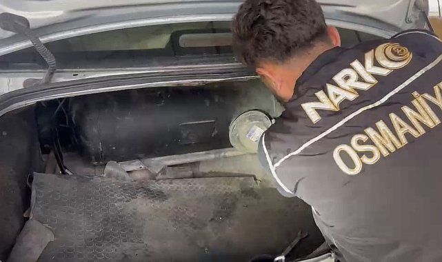 Çekici üzerinde taşınan otomobilin LPG tankından 8,8 kilo esrar çıktı