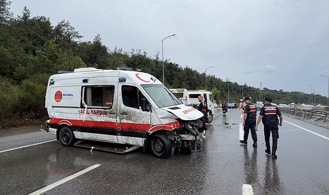 Çekmeköy'de ambulans bariyerlere çarparak devrildi: şoför yaralandı