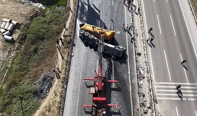 Çekmeköy'de hafriyat kamyonu takla attı; şoför ağır yaralandı
