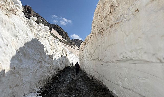 Cilo Dağı'ndaki askeri üs bölgesi ve buzul gölleri yolunda karla mücadele