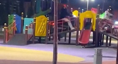 Çocuk parkında, motosikletleriyle oyun grubundaki parkura çıkan 2 kuryeye 146 bin TL ceza