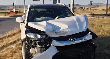 Çorum'da iki otomobilin çarpışması kamerada; 6 yaralı