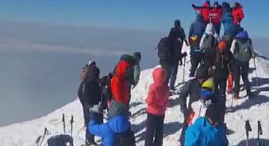 Dağcılar, eksi 10 derecede Ağrı Dağı'nda zirve yaptı