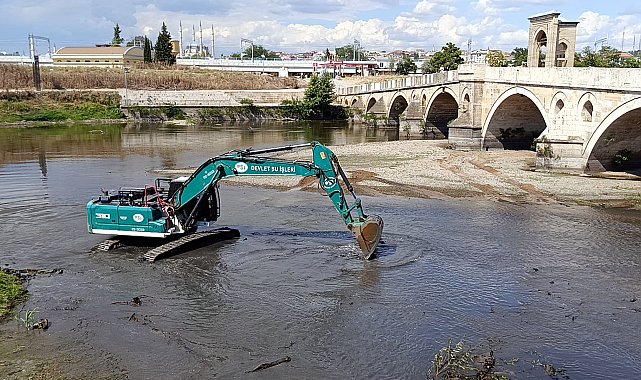 Debisi düşen Tunca Nehri'nde temizleme çalışması