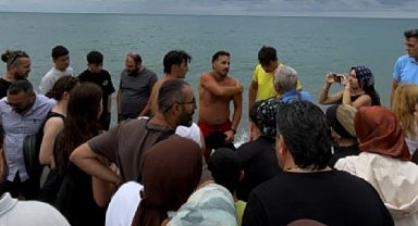 Denizde kaybolduğu sanılırken, su yüzeyinde sırtüstü dinlenirken bulundu