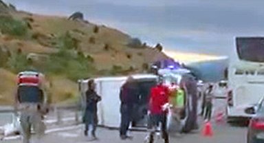 Devrilen minibüste 6'sı çocuk 16 kişi yaralandı