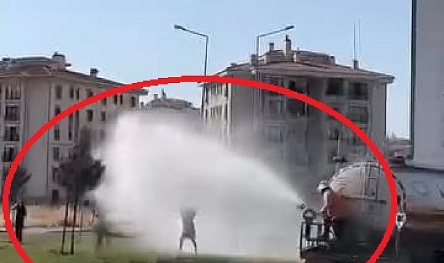 Diyarbakır'da 39 derecede çocuklar, belediye aracından püskürtülen suyla serinledi
