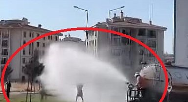Diyarbakır'da 39 derecede çocuklar, belediye aracından püskürtülen suyla serinledi