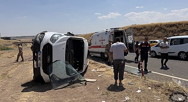 Diyarbakır'da öğrenci servisi ile otomobil çarpıştı: 19 yaralı