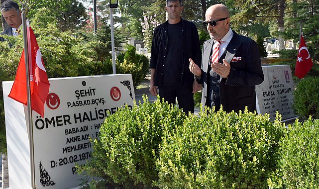 Dönemin Özel Kuvvetler Komutanı emekli Korgeneral Aksakallı, Ömer Halisdemir'in mezarını ziyaret etti