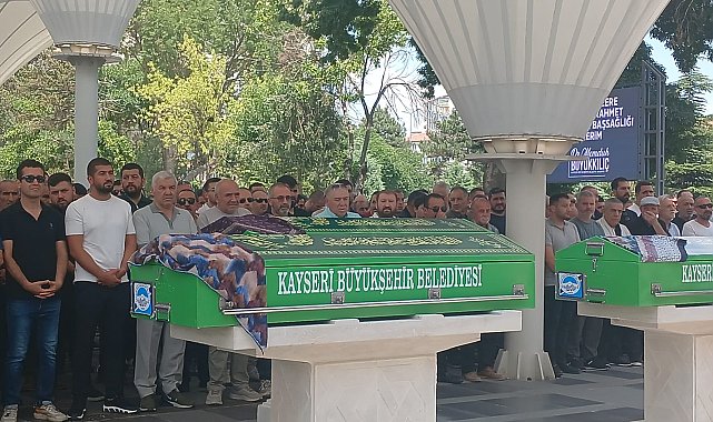 Düğün dönüşü kazada ölen çift ile çocukları Kayseri'de toprağa verildi