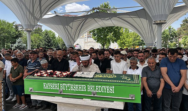 Düğün konvoyunda bariyerlere çarpan otomobilde ölen anne, toprağa verildi