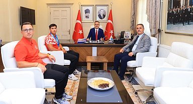 Dünya şampiyonu kanocudan Muğla Valisi Akbıyık'a ziyaret