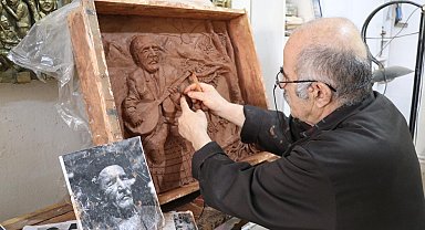 Emekli resim öğretmeninden topluma mesaj veren rölyefler