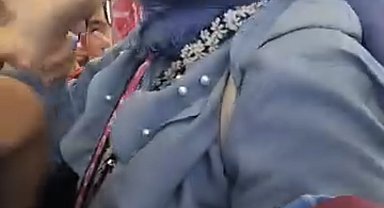 Eminönü'nde tramvayda 'Çocuklar kalksın' kavgası; bağırıp sırt çantası fırlattı