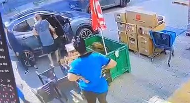 Erkek arkadaşı tarafından sokak ortasında darbedildi; olay kamerada