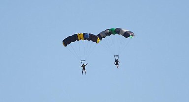 Erzincan'da sporcuların wingsuit e base jump atlayışı nefes kesti