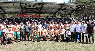 Erzurum'da Akdağ Karakucak Güreşleri'nin başpehlivanı Kenan Gör oldu