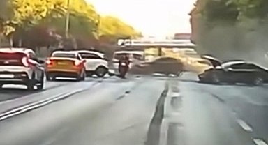 Esenler'de 5 aracın karıştığı zincirleme kaza kamerada: 3 yaralı