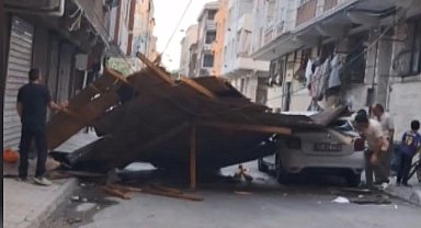 Esenler'de çocuklar fırtınada uçan çatının altında kalmaktan son anda kurtuldu