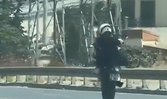 Esenyurt'ta motosikletlinin tek teker üzerinde tehlikeli yolculuğu kamerada