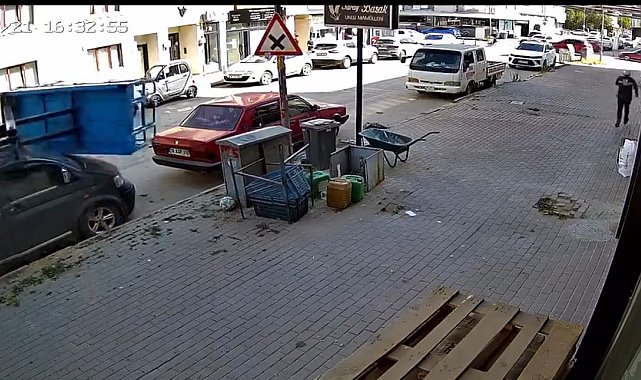 Eşya taşıma asansörünün minibüsün üzerine devrildiği anlar kamerada